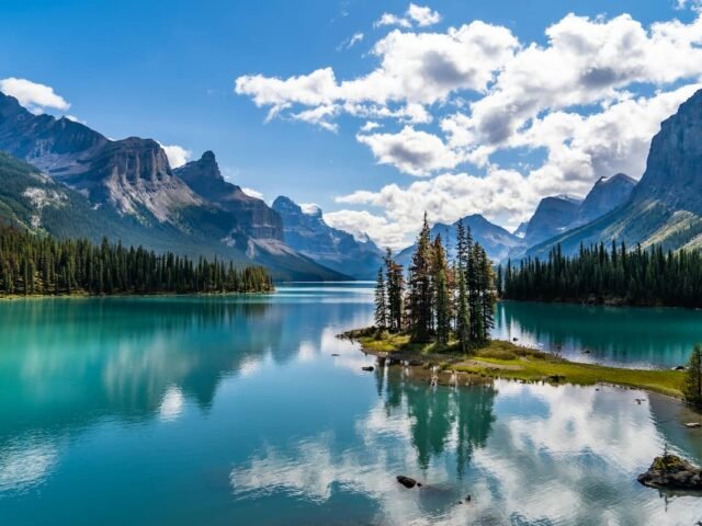 Rocky Mountaineer Holidays – 7 Nights / 8 Days Canadian Rockies Rail Journey from London