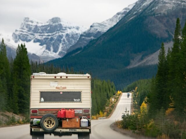 Rocky Mountaineer Holidays – 7 Nights / 8 Days Canadian Rockies Rail Journey from London