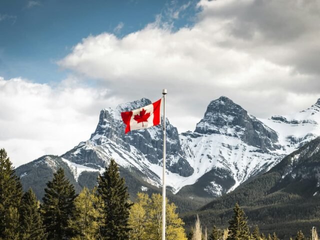 Rocky Mountaineer Holidays – 7 Nights / 8 Days Canadian Rockies Rail Journey from London